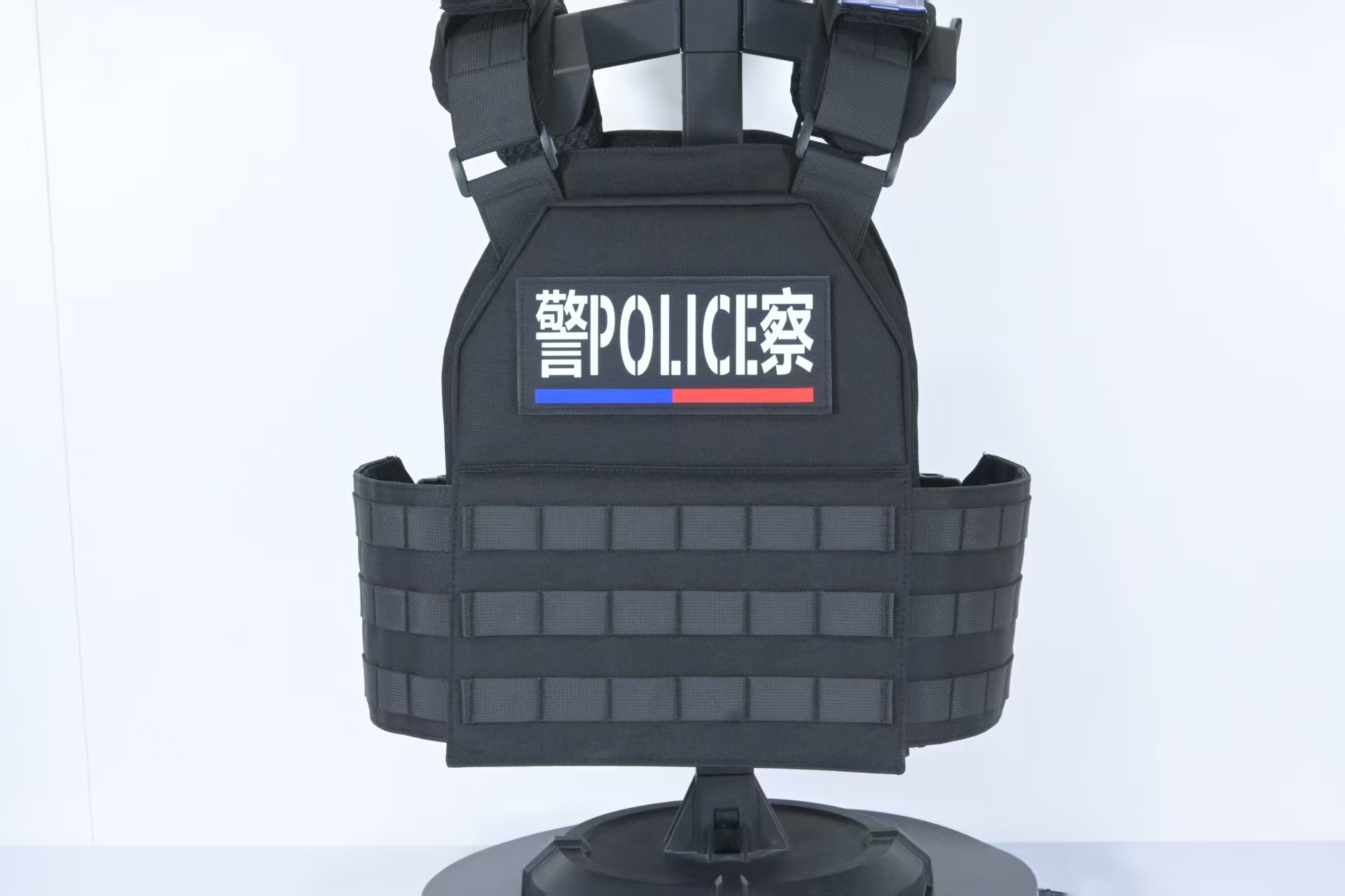 军用防弹背心产品展示，黑色战术风格设计，多口袋配置，体现专业防护性能